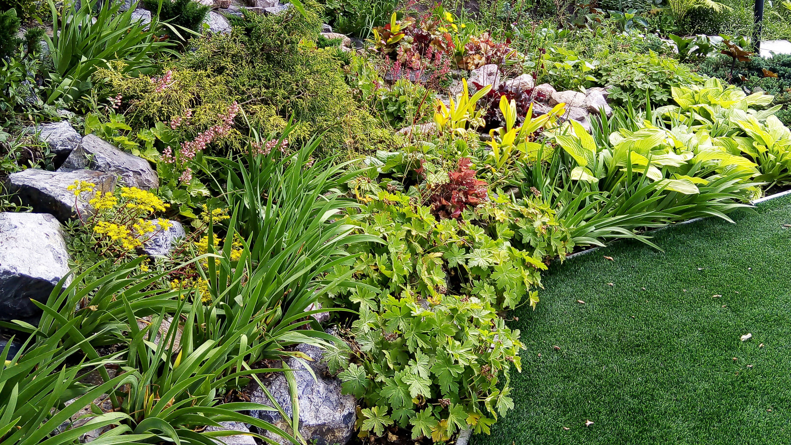 Цветники на территории храма