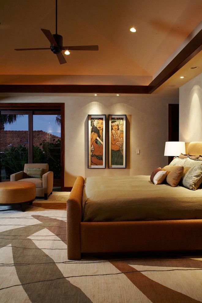 Tropical bedroom in Hawaii with beige walls.