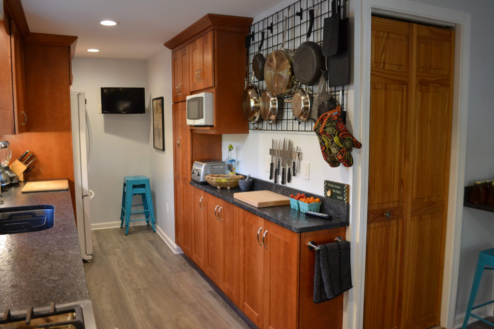 Example of a transitional home design design in Bridgeport