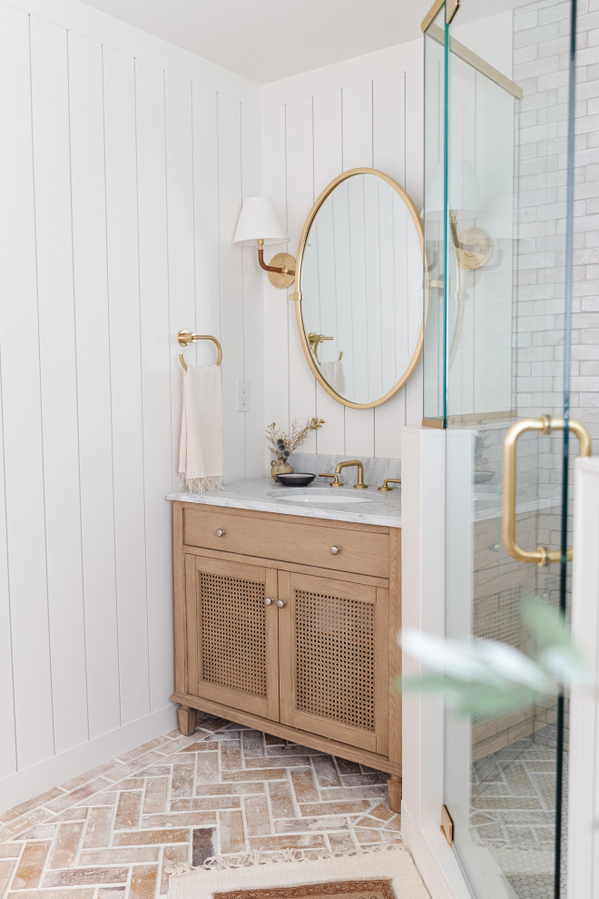 Exempel på ett mellanstort klassiskt grå grått badrum, med skåp i ljust trä, en hörndusch, en toalettstol med separat cisternkåpa, vit kakel, perrakottakakel, vita väggar, tegelgolv, marmorbänkskiva, rött golv och dusch med gångjärnsdörr