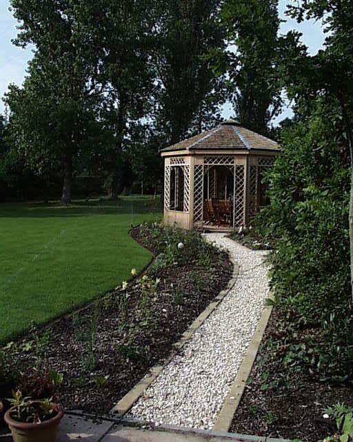 This is an example of a contemporary garden in Berkshire.