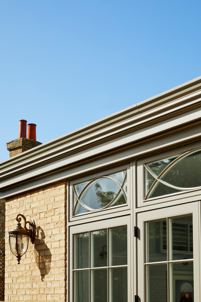 エセックスにあるラグジュアリーなトランジショナルスタイルのおしゃれな家の外観 (レンガサイディング、混合材屋根) の写真