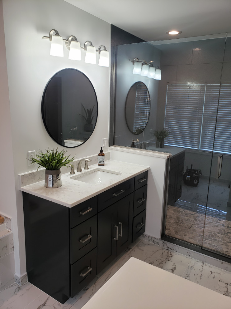 Exempel på ett stort vit vitt badrum, med skåp i shakerstil, svarta skåp, ett platsbyggt badkar, en dusch i en alkov, grå kakel, keramikplattor, klinkergolv i porslin, ett undermonterad handfat, bänkskiva i kvartsit, vitt golv och dusch med gångjärnsdörr