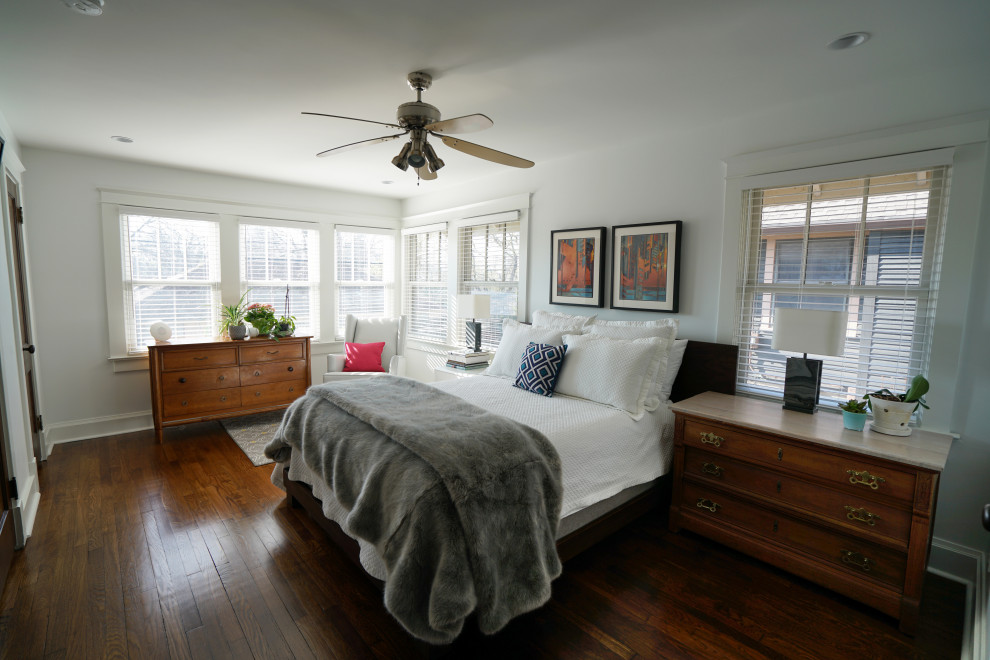 Foto de dormitorio principal de estilo americano de tamaño medio con paredes blancas, suelo de madera oscura y suelo marrón