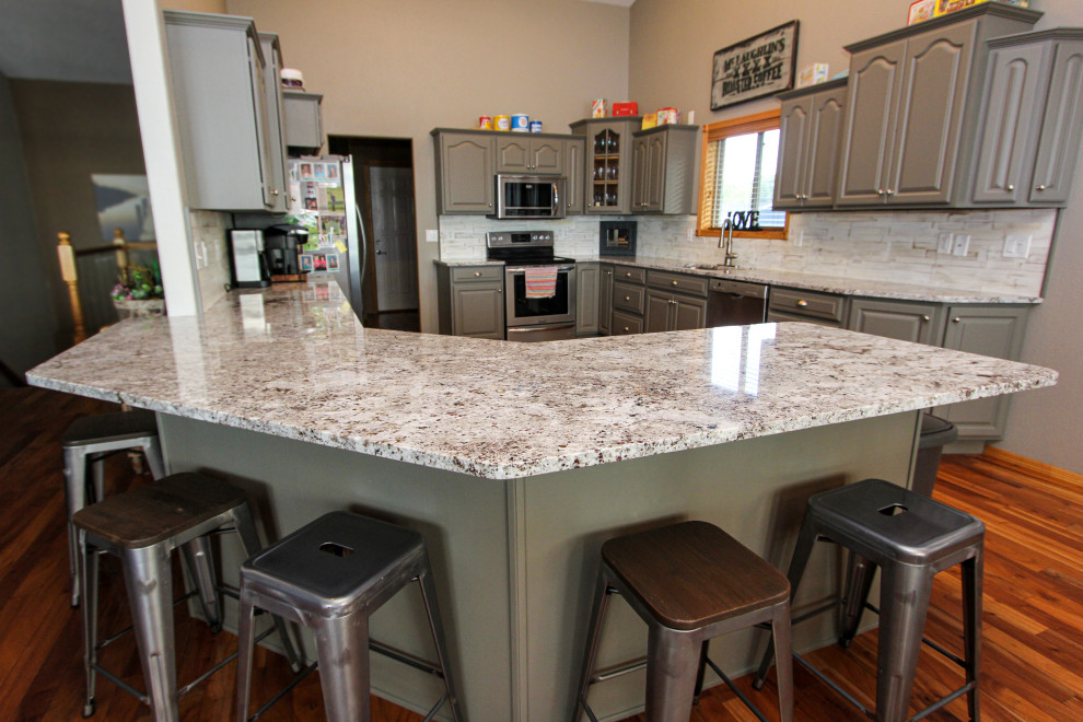 Kitchen - transitional kitchen idea in Minneapolis