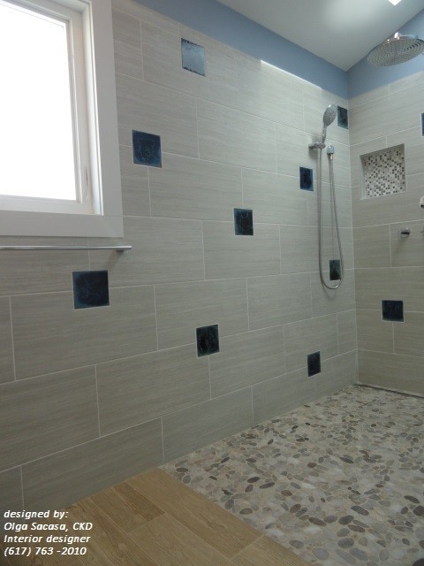 Exempel på ett mellanstort modernt badrum, med ett fristående handfat, luckor med glaspanel, skåp i mörkt trä, bänkskiva i kvartsit, en kantlös dusch, en toalettstol med hel cisternkåpa, brun kakel, blå väggar och klinkergolv i porslin