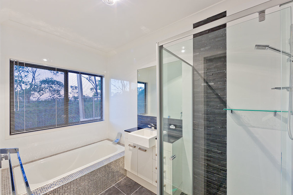 Inspiration for a contemporary bathroom in Brisbane.