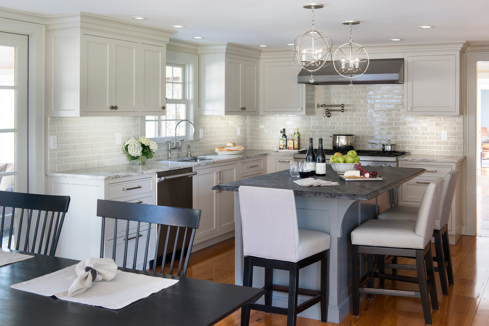 Inspiration for a traditional kitchen in Boston with subway tile splashback.