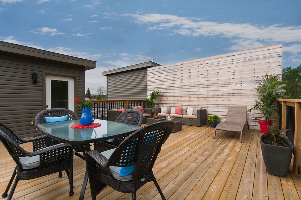 Transitional deck photo in Ottawa