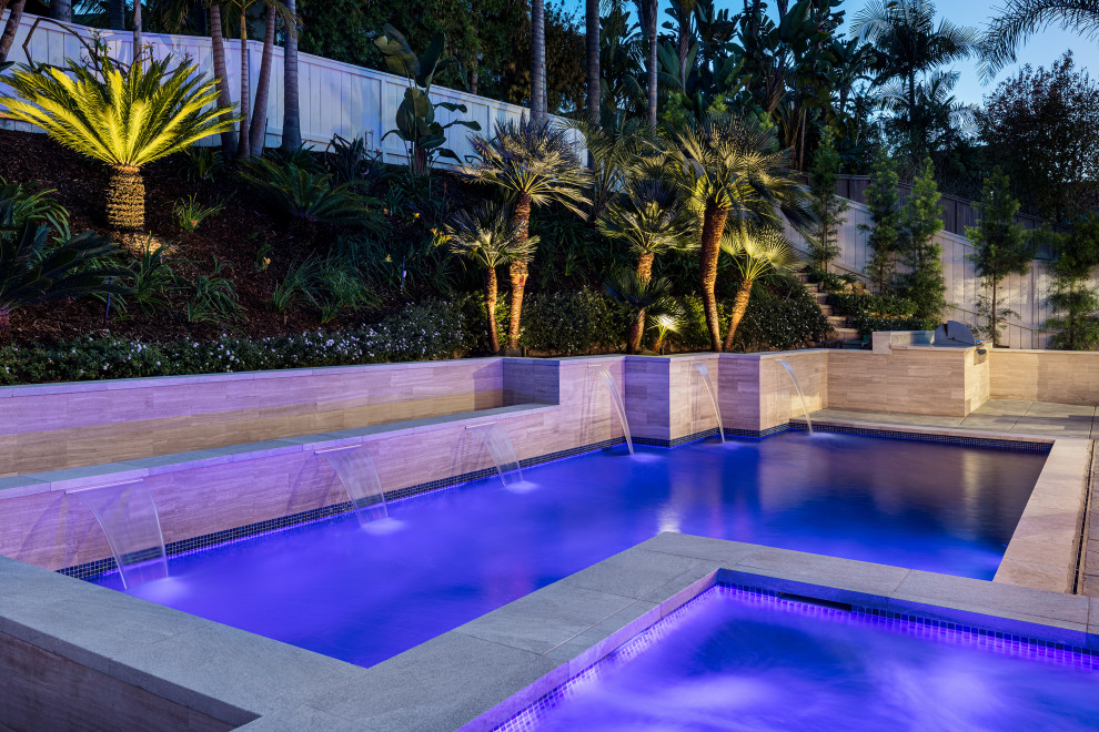 Стильный дизайн: прямоугольный бассейн среднего размера на заднем дворе в стиле модернизм с джакузи и покрытием из бетонных плит - последний тренд