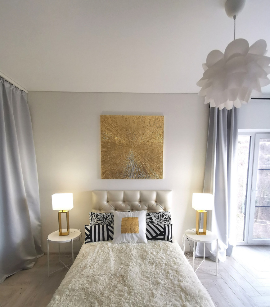 Свежая идея для дизайна: гостевая спальня среднего размера, (комната для гостей), в светлых тонах в скандинавском стиле с белыми стенами - отличное фото интерьера