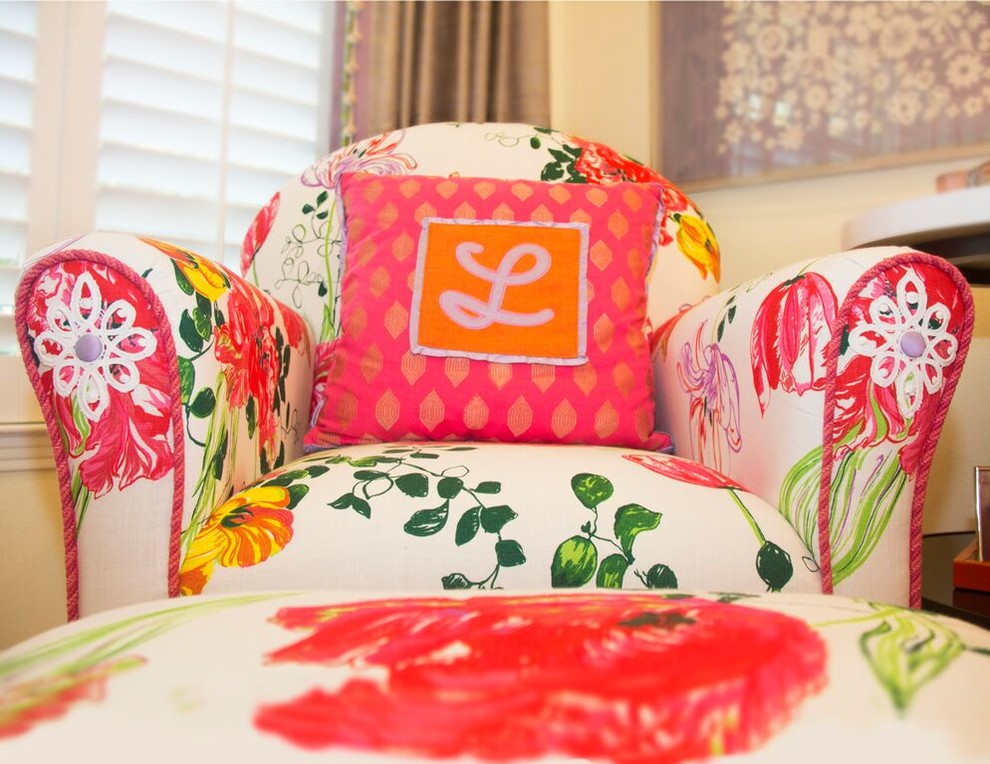 Example of a transitional home design design in Austin