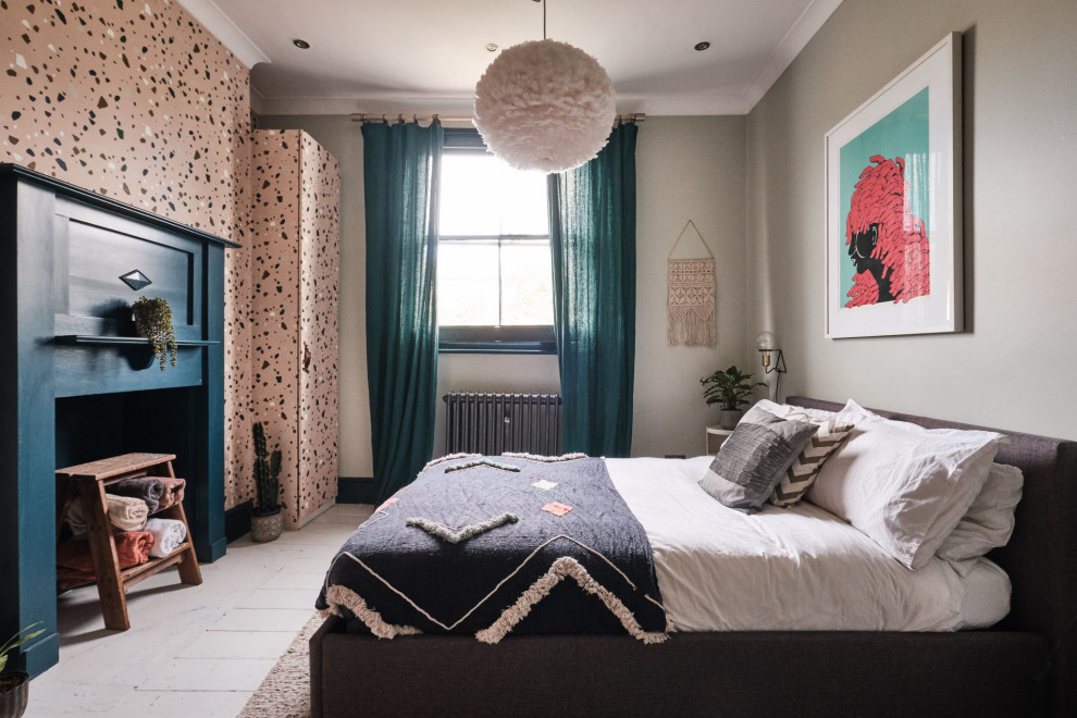 Idées déco pour une chambre d'amis éclectique de taille moyenne avec un mur bleu, parquet peint, une cheminée standard, un manteau de cheminée en bois, un sol blanc, un plafond voûté et du papier peint.