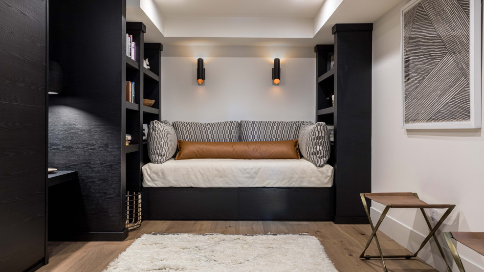 Esempio di una camera degli ospiti minimal di medie dimensioni con pavimento in legno massello medio, nessun camino, pavimento marrone e pareti bianche