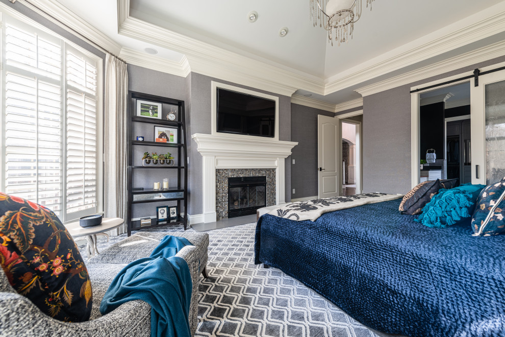 Свежая идея для дизайна: хозяйская спальня среднего размера в современном стиле с серыми стенами, ковровым покрытием, фасадом камина из плитки, серым полом, деревянным потолком и обоями на стенах без камина - отличное фото интерьера