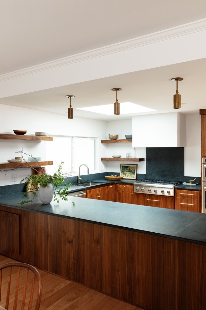 Moderne Küche in U-Form mit Waschbecken, Speckstein-Arbeitsplatte, Küchengeräten aus Edelstahl, hellem Holzboden und Halbinsel in Sacramento