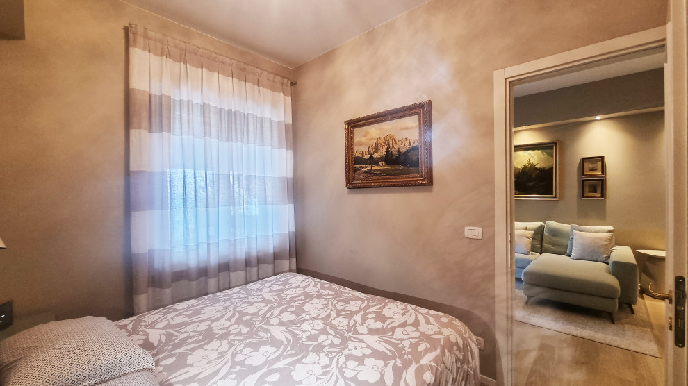 Foto di una piccola camera matrimoniale design con pareti beige, parquet chiaro, pavimento beige, soffitto ribassato e abbinamento di mobili antichi e moderni