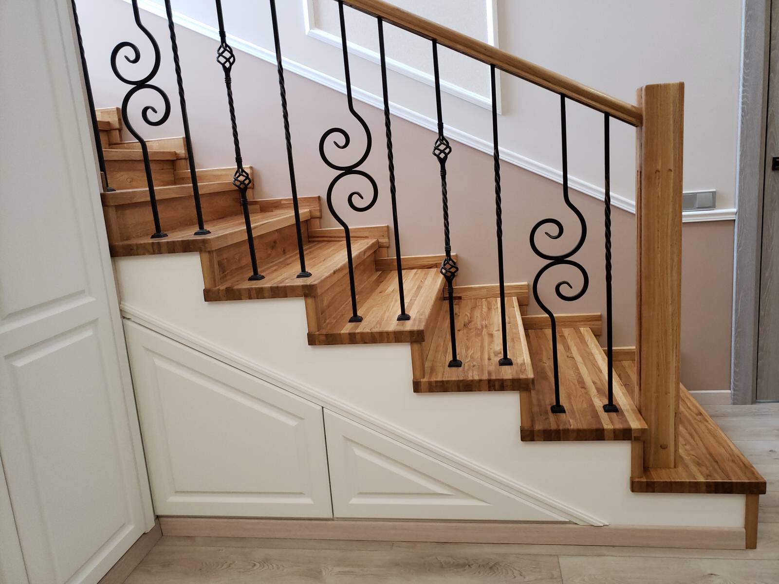 Лестница из дуба с коваными ограждениями