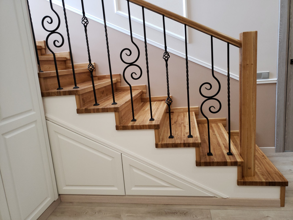 Лестница из дуба с коваными ограждениями