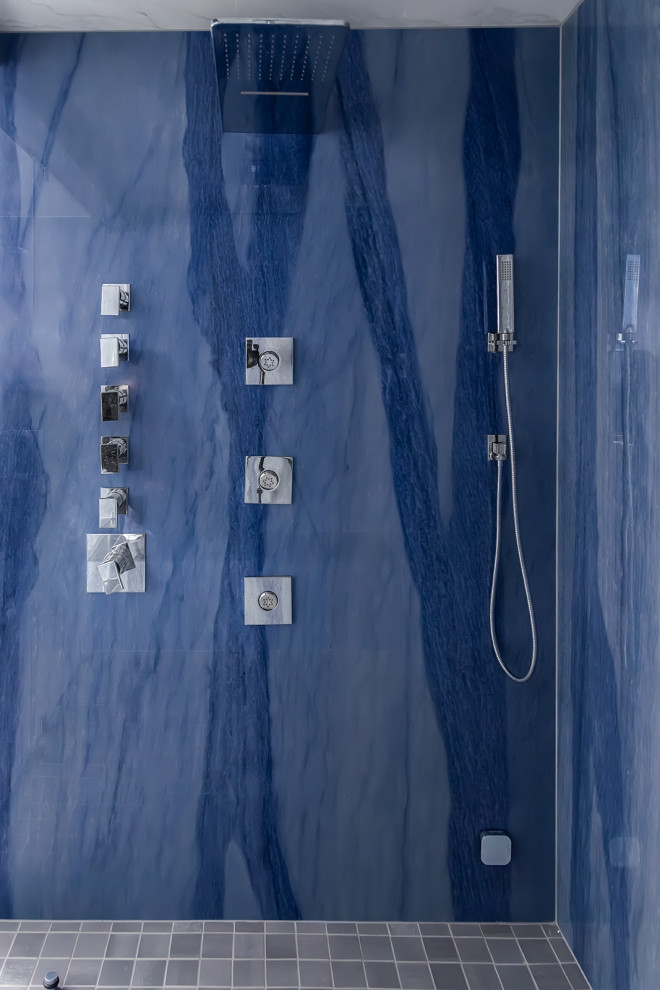 Foto de sauna contemporánea grande con bañera exenta, ducha a ras de suelo, baldosas y/o azulejos azules, losas de piedra, suelo de baldosas de porcelana, suelo gris y ducha con puerta con bisagras