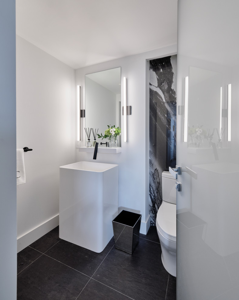 Mittelgroße Moderne Gästetoilette mit weißen Schränken, schwarzen Fliesen, Fliesen aus Glasscheiben, weißer Wandfarbe, Schieferboden, Sockelwaschbecken, schwarzem Boden und freistehendem Waschtisch in Toronto