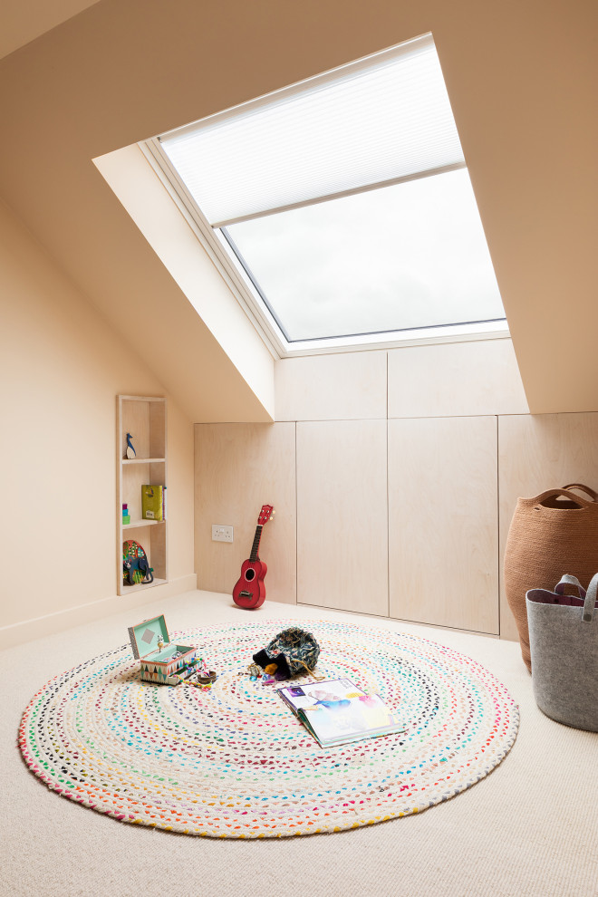 Foto de dormitorio escandinavo pequeño con paredes grises, moqueta, suelo beige y vigas vistas