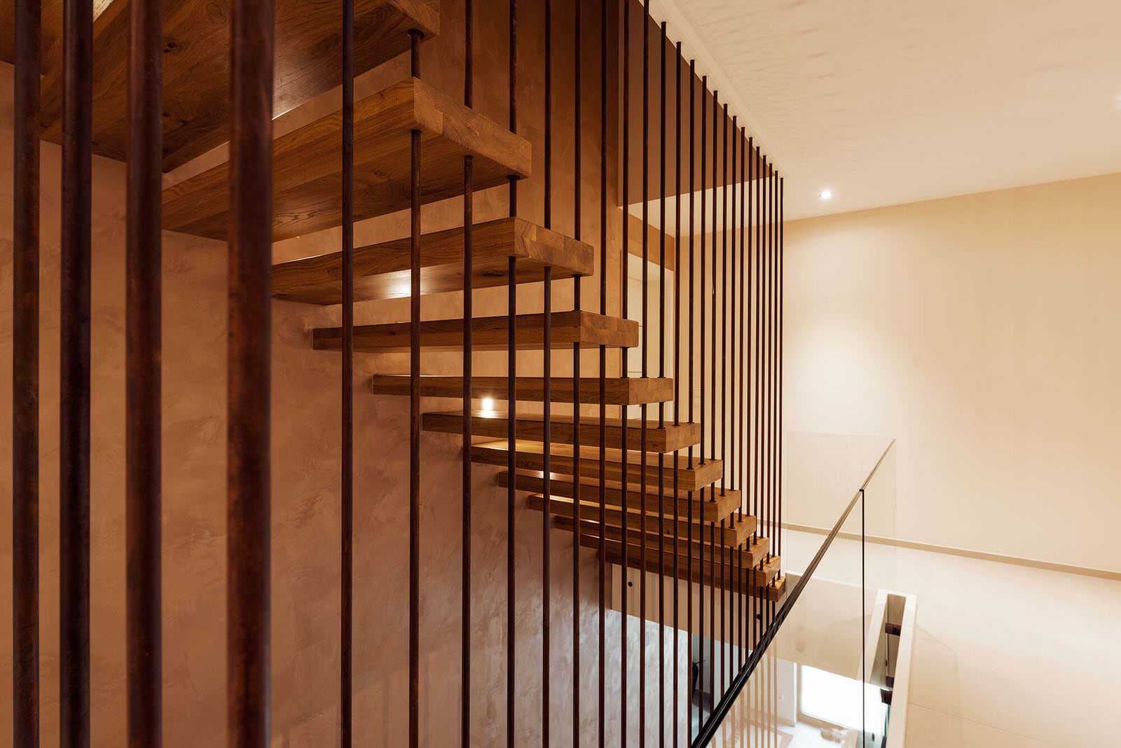 Консольная лестница с элементами ржавчины