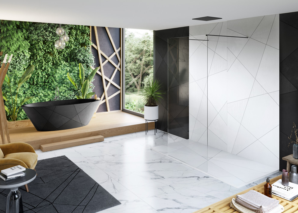 Immagine di una stanza da bagno padronale minimal di medie dimensioni con vasca freestanding, pareti nere, pavimento in legno massello medio, toilette, soffitto ribassato e pannellatura