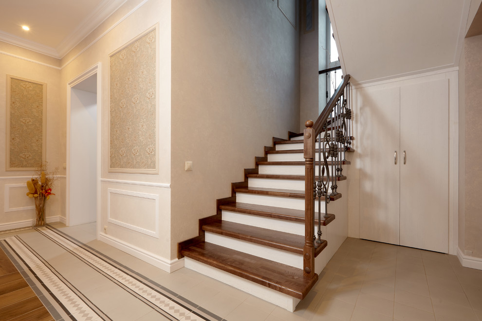 Лестница с гардеробной