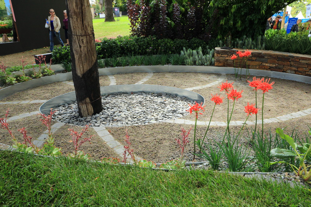 This is an example of an eclectic garden in Melbourne with with lawn edging.
