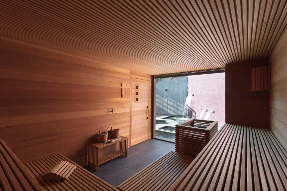 Immagine di un'ampia sauna moderna