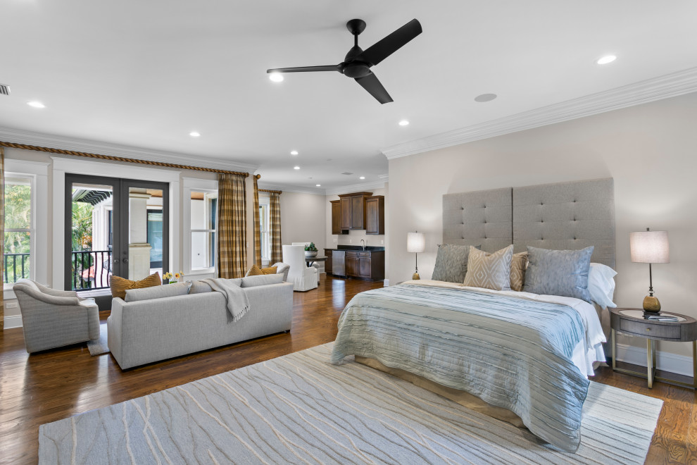 Diseño de dormitorio principal actual de tamaño medio sin chimenea con paredes beige y suelo de madera en tonos medios