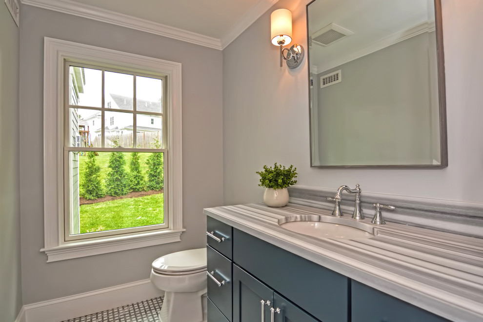 Exempel på ett mellanstort klassiskt grå grått toalett, med blå skåp, en toalettstol med separat cisternkåpa, grå väggar, mosaikgolv, ett undermonterad handfat, marmorbänkskiva och vitt golv