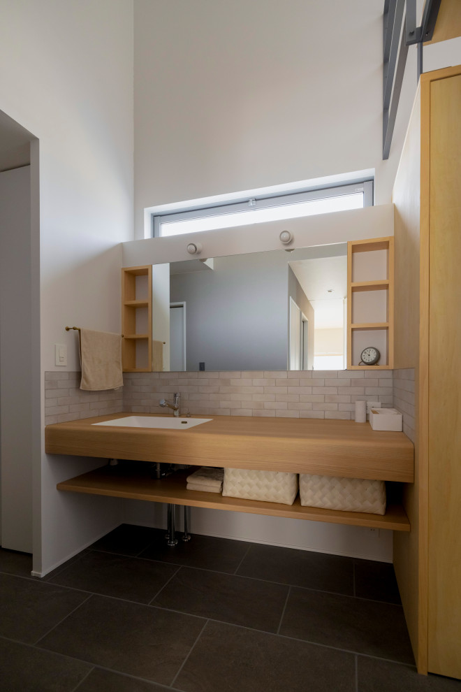 Esempio di un bagno di servizio di medie dimensioni con pareti grigie, pavimento in legno massello medio, pavimento beige, soffitto in carta da parati e carta da parati