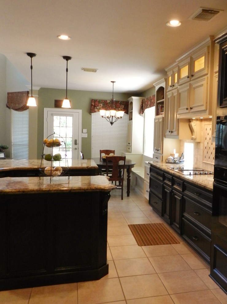 Mittelgroße Klassische Wohnküche in U-Form mit Schrankfronten mit vertiefter Füllung, beigen Schränken, Granit-Arbeitsplatte, Rückwand aus Steinfliesen, Küchengeräten aus Edelstahl und Kücheninsel in Houston