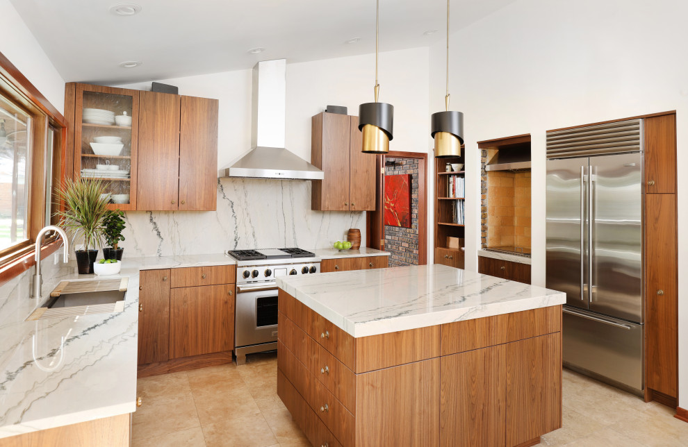 Foto på ett mellanstort 60 tals vit kök, med en undermonterad diskho, släta luckor, skåp i mellenmörkt trä, bänkskiva i kvartsit, vitt stänkskydd, stänkskydd i sten, rostfria vitvaror, travertin golv, en köksö och beiget golv