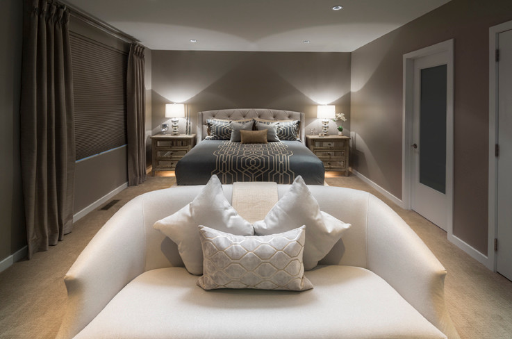 Diseño de dormitorio principal contemporáneo grande con paredes grises, moqueta y suelo beige