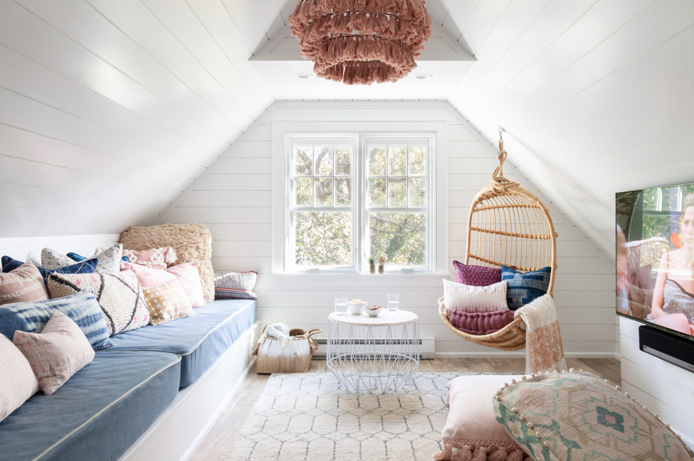 Exemple d'une salle de séjour chic avec un mur blanc, un téléviseur fixé au mur, du lambris de bois, un plafond voûté, parquet clair et un sol marron.