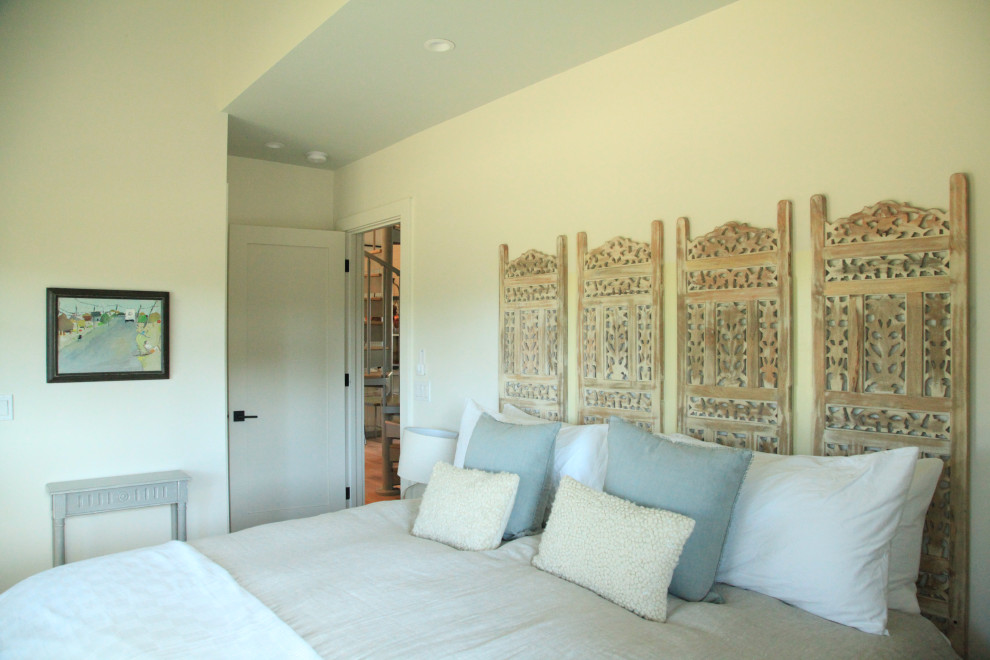 Landhaus Schlafzimmer mit weißer Wandfarbe in Santa Barbara