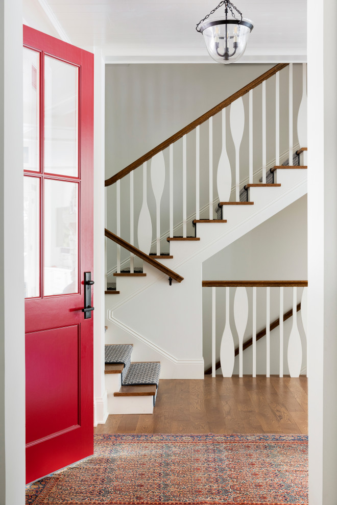 Свежая идея для дизайна: фойе среднего размера в морском стиле с белыми стенами, паркетным полом среднего тона, одностворчатой входной дверью, красной входной дверью и коричневым полом - отличное фото интерьера