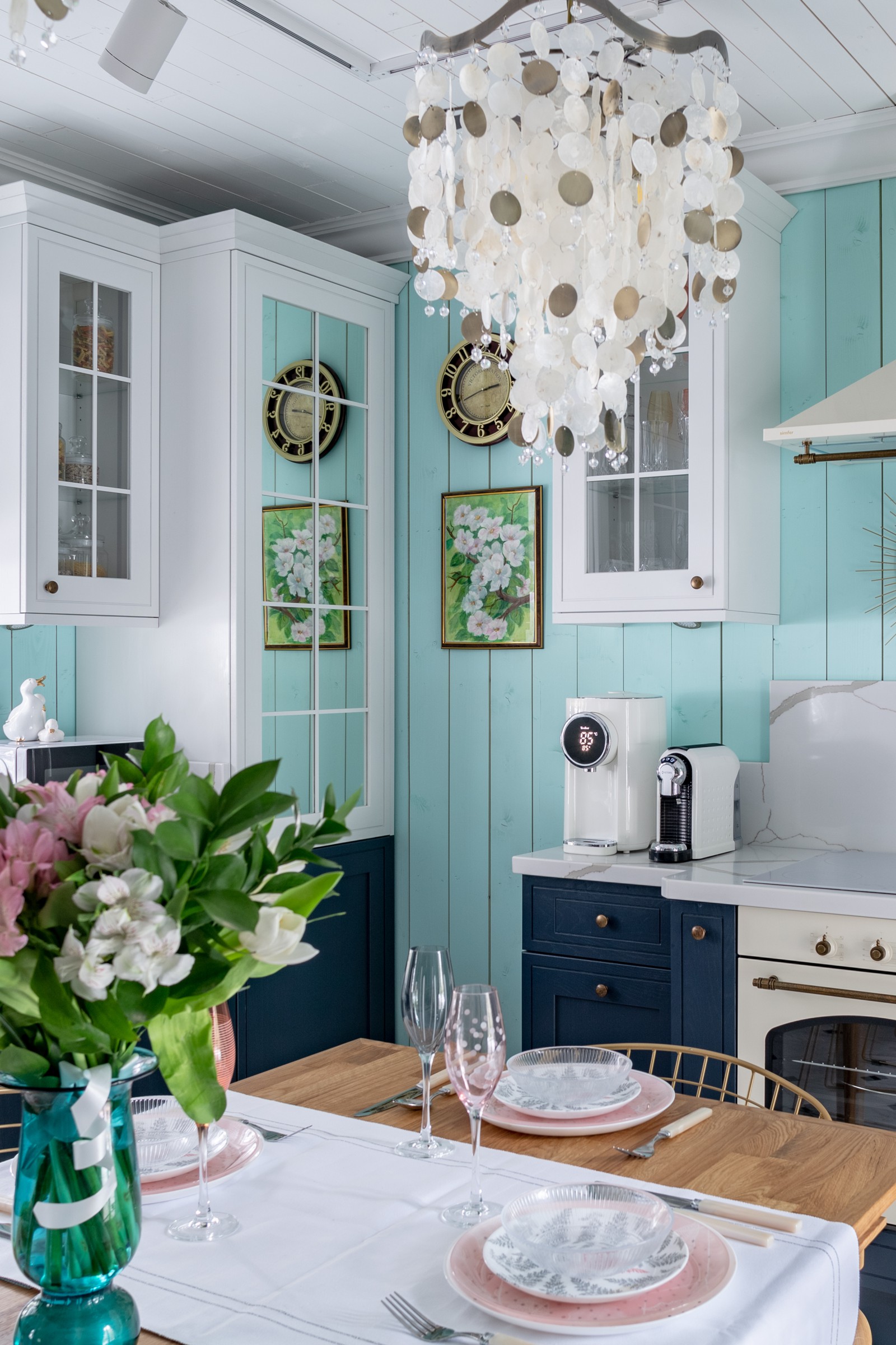 Кухня-столовая в мятных тонах