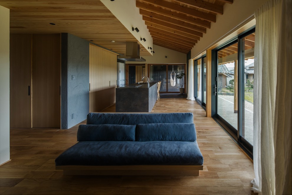 他の地域にあるお手頃価格の中くらいな和風のおしゃれなLDK (ベージュの壁、無垢フローリング、暖炉なし、壁掛け型テレビ、ベージュの床) の写真