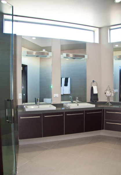 This is an example of a modern bathroom in St Louis.