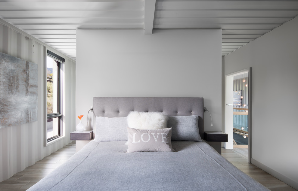 This is an example of a modern bedroom in Santa Barbara.