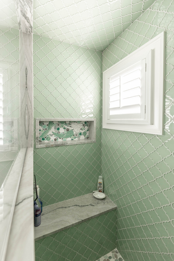 Esempio di una stanza da bagno padronale stile marino di medie dimensioni con piastrelle verdi, piastrelle a mosaico, pavimento con piastrelle a mosaico, top in marmo, pavimento multicolore, porta doccia a battente, top grigio e nicchia