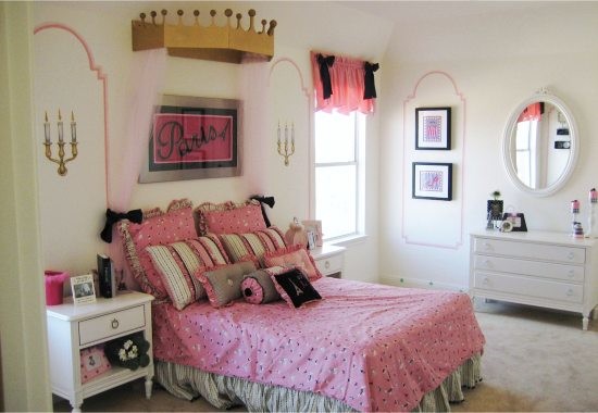 Large eclectic kids' bedroom in Dallas with white walls and carpet for kids 4-10 years old and girls.
