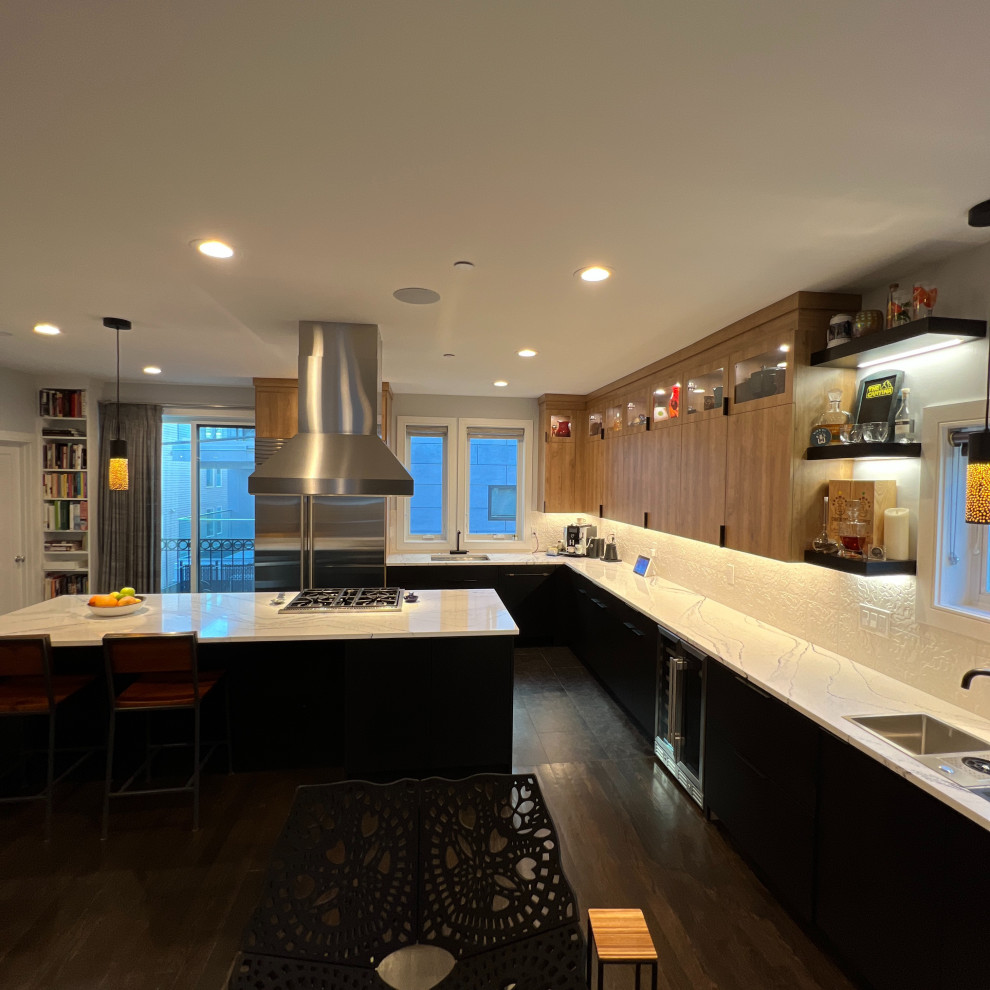 ボストンにあるお手頃価格の中くらいなおしゃれなキッチン (シングルシンク、フラットパネル扉のキャビネット、中間色木目調キャビネット、珪岩カウンター、白いキッチンパネル、シルバーの調理設備、セラミックタイルの床、黒い床、白いキッチンカウンター) の写真