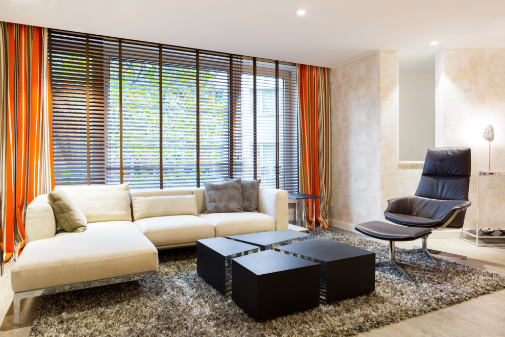 Großes, Fernseherloses, Offenes Modernes Wohnzimmer mit grauer Wandfarbe und grauem Boden in Köln