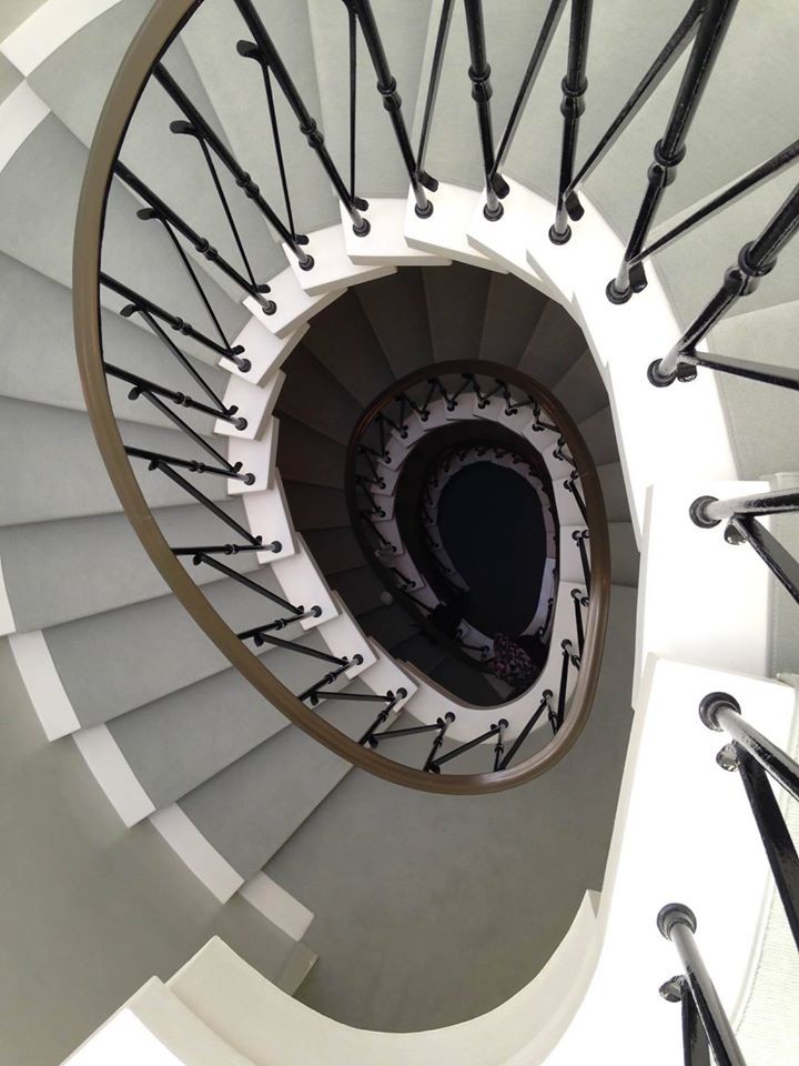 Ковровые покрытия на лестницах.