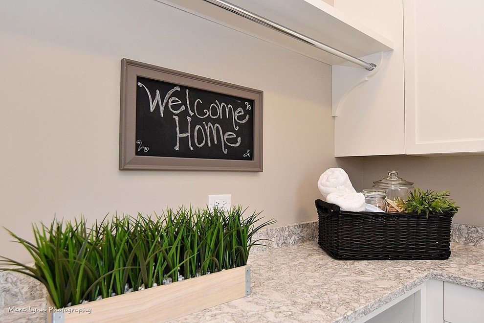 Example of a transitional kitchen design in Chicago